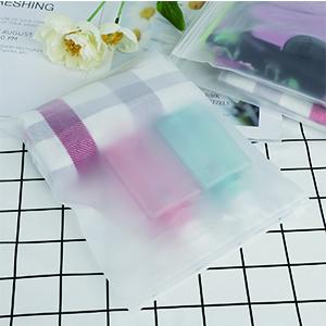 تصميم عصري لمحفظة حقيبة يد PVC فاخرة ، غطاء غبار منظم ، واقي حقيبة ، إغلاق مغناطيسي 21